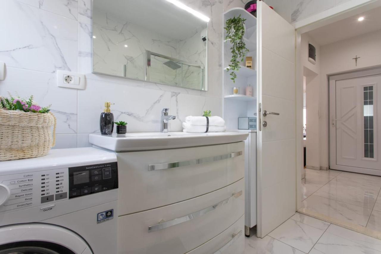 Lux Apartment Ema Каштела Екстер'єр фото